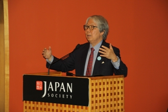 講演されるトミー・コー(Tommy Koh)大使